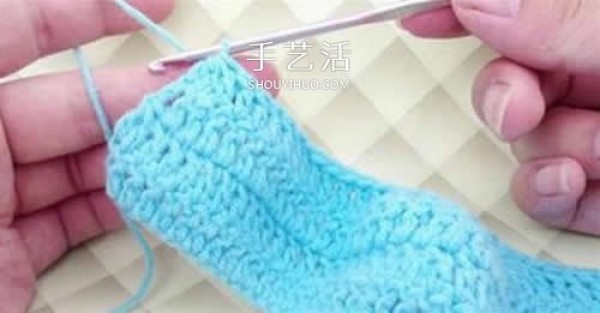 Tutorial on handmade crochet warm socks to protect feet when watching TV in winter