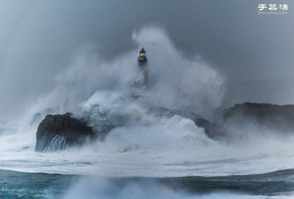 Photo album of lonely and magnificent lighthouses around the world