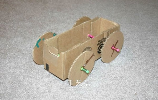 How to make a rubber band powered car by hand using cardboard boxes