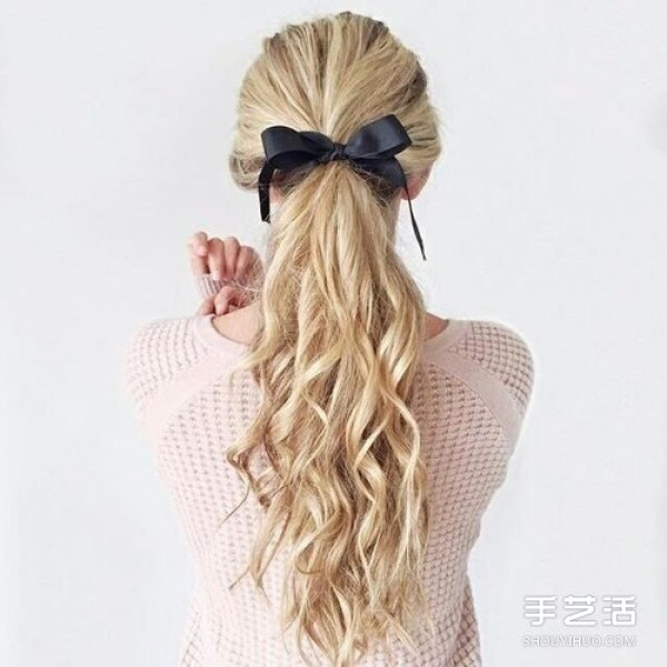 The combination of small and romantic bow hair accessories will induce your girlish heart