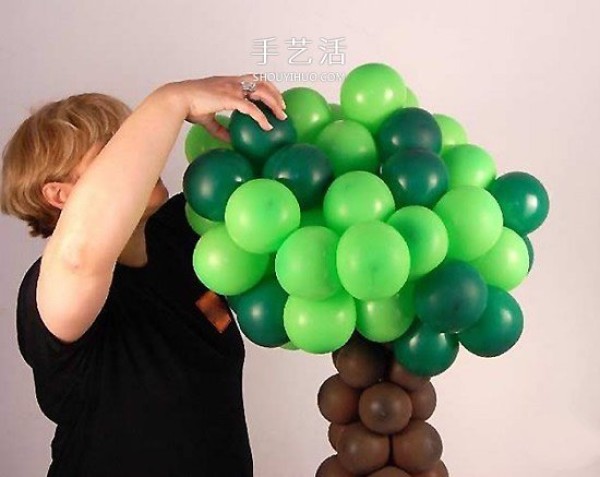 Handmade balloon-shaped tree for Arbor Day" border="0" width ="550" height="337" src="https://img.111diy.com/timthumb.php?src=/d/file/20220110/mpay42unn4g.jpg" /></p>
<p align="center"><img alt="Hand-made balloon-shaped tree. Use balloons to make a big tree for Arbor Day."  alt=