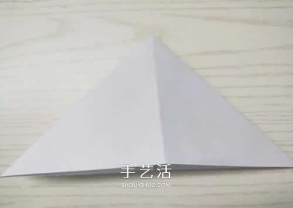 Kindergartens simple origami tutorial - Illustrations of how to fold a cute little flying saucer