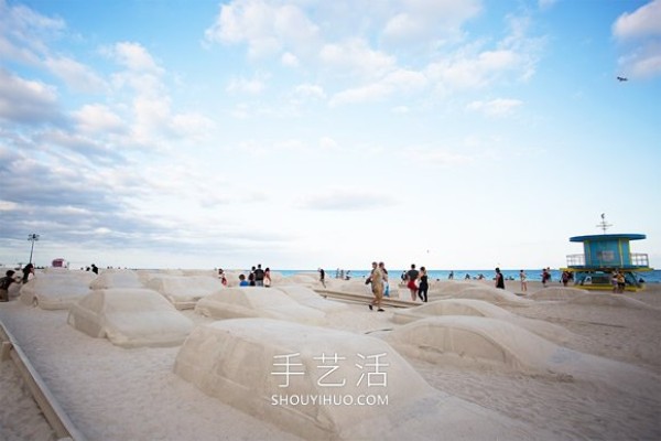 Traffic jam on the beach! Sand sculpture art calls for vigilance against climate change