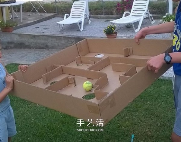 How to make a maze toy out of a cardboard box so that two people can play together! 