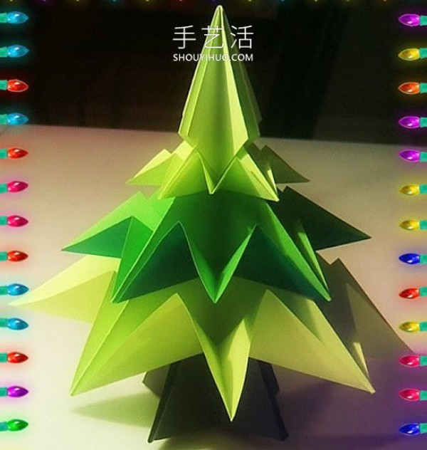 Detailed step-by-step diagram of how to fold a simple origami three-dimensional Christmas tree