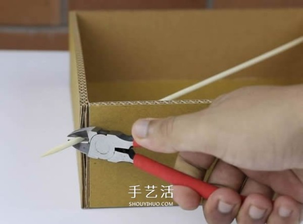 Tutorial on hand-made balancing chessboard toys made from corrugated cardboard