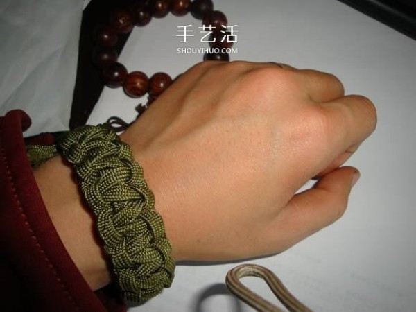 Knit a paracord bracelet of the same style as Survival in the Wilderness and give it to your boyfriend~