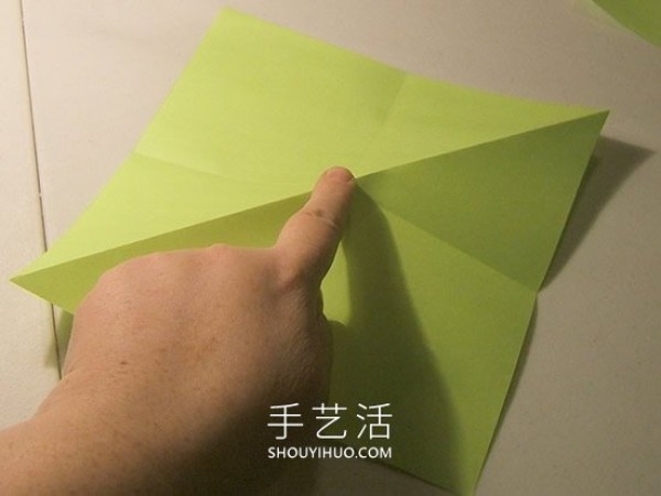 Detailed step-by-step diagram of how to fold a simple origami three-dimensional Christmas tree