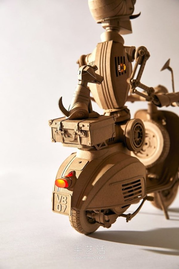 Incredible handmade cardboard robot, lifelike! 