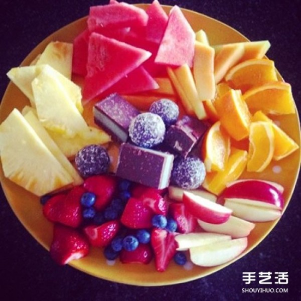 Simple and casual fruit platter pictures make your mouth water.