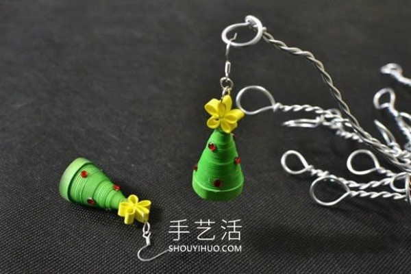 Simple and creative! How to make paper Christmas tree earrings