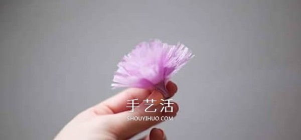 Tutorial on making handmade paper flowers on Mothers Day using crepe paper and making carnations