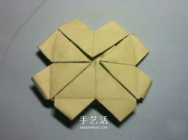 Fold four hearts to form a lucky four-leaf clover illustration