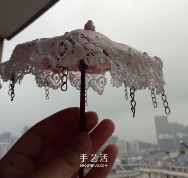 Look and take you to do it: use a little bit of cloth and toothpicks to make an umbrella for the doll Umbrella