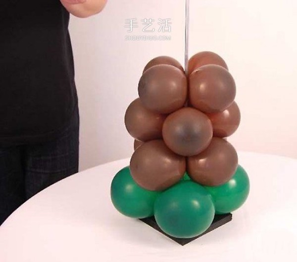 Handmade balloon-shaped tree for Arbor Day" border="0" width ="550" height="465" src="https://img.111diy.com/timthumb.php?src=/d/file/20220110/xdzmyy1r2ad.jpg" /></p>
<p align="center"><img alt="Hand-made balloon-shaped tree. Use balloons to make a big tree for Arbor Day."  alt=