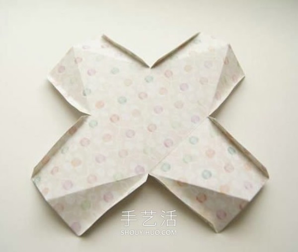 The folding and unfolding drawing of a beautiful homemade wedding candy box