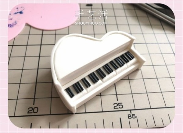 Tutorial on how to make a piano by hand using ultra-light clay