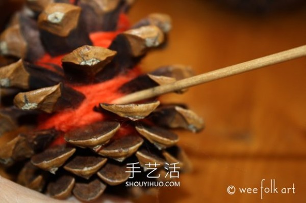 How to make super simple autumn decorations by wrapping yarn around pine cones