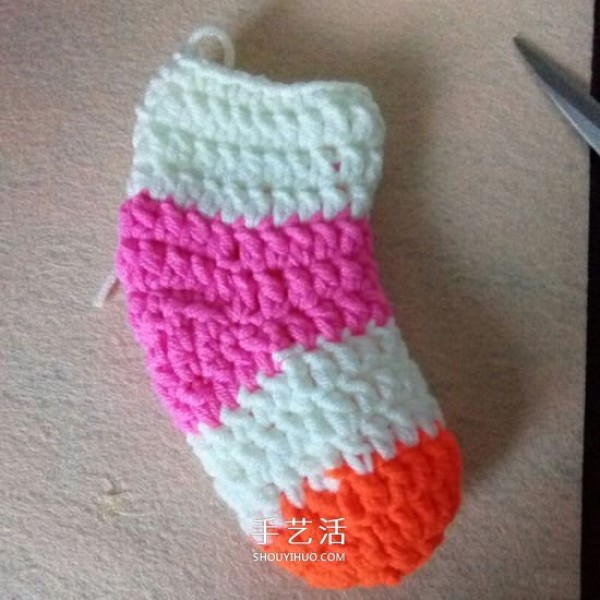 The knitting tutorial of color-blocked baby socks is suitable for babies of several months old