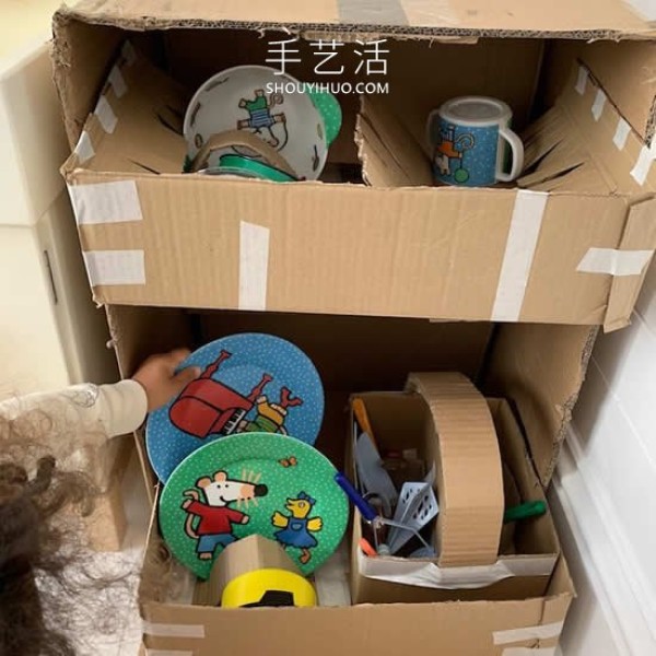 Mom uses cardboard to make daily necessities, so the children can learn how to use them