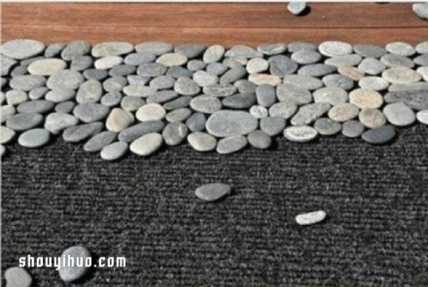 Pebbles made into carpets/table mats add a touch of pastoral style to the home