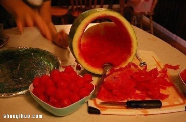 Fruit carving:Use watermelon to carve out a shark with its mouth wide open