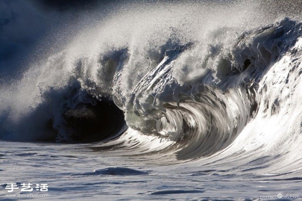 Amazing moment of frozen waves captured by French photographer