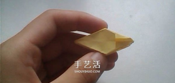 Illustrated process of origami using three-dimensional lilies for weddings