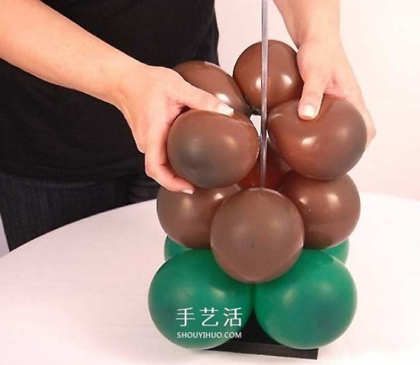 Handmade balloon-shaped tree for Arbor Day" border="0" width ="550" height="487" src="https://img.111diy.com/timthumb.php?src=/d/file/20220110/f50e5mnxrxs.jpg" /></p>
<p align="center"><img alt="Hand-made balloon-shaped tree. Use balloons to make a big tree for Arbor Day."  alt=