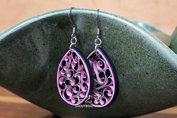 Video tutorial on how to make simple homemade quilled paper earrings