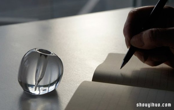 Mizutama A glass pen holder design that is as beautiful as a teardrop