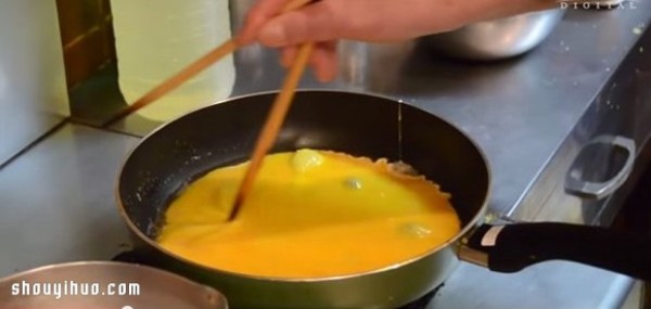 How to make rotating dress omelet rice and make homemade Japanese-style omelet rice