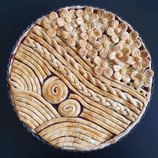 The cake crust design with complex patterns is beautiful before and after baking! 