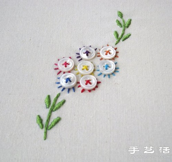 Buttons and embroidery combined with DIY small fresh flowers