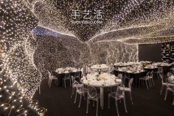 A restaurant surrounded by 250,000 LED lights provides an extraordinary dining experience