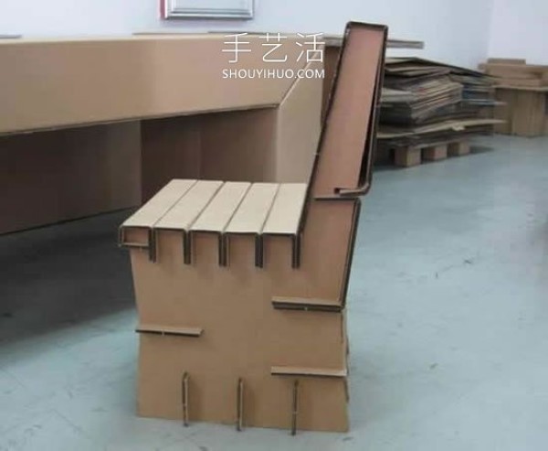 Tutorial on how to use cardboard waste to make a chair by hand