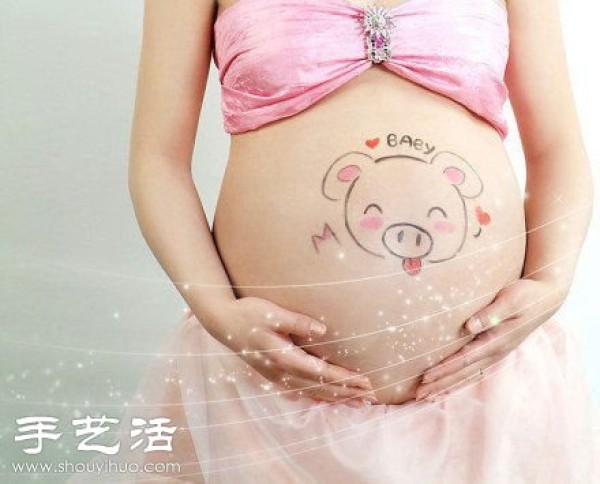 Photography of pregnant belly full of childlike interest and creativity