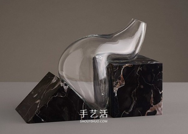 Be a lazy vase! A glass sculpture in which fragility and hardness depend on each other