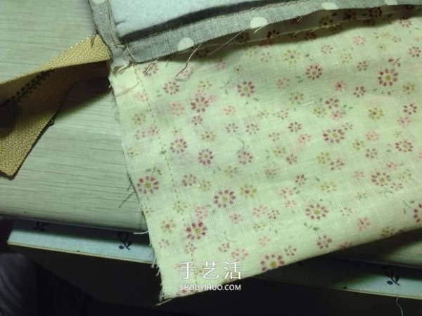 Illustration of how to make a fabric zipper bag including detailed steps for zippering