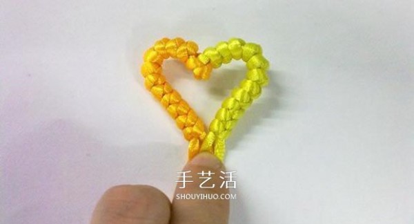 How to knit heart-shaped concentric knots and illustrate the knitting method of Valentines Day hearts