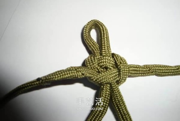 Knit a paracord bracelet of the same style as Survival in the Wilderness and give it to your boyfriend~