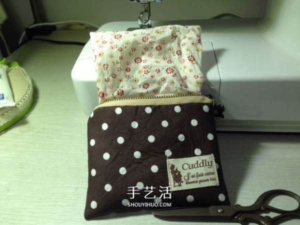 Illustration of how to make a fabric zipper bag including detailed steps for zippering