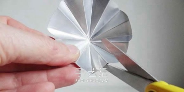 Tutorial on how to make three-dimensional stars by hand from cans