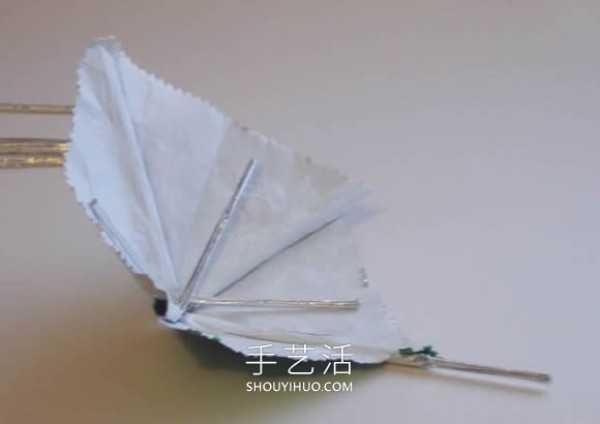 Illustration of how to use chewing gum wrapper waste to make homemade small umbrellas