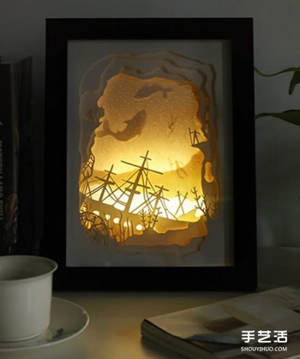 The picture of the exquisite paper carving night light seems to hide the magical fairy tale kingdom