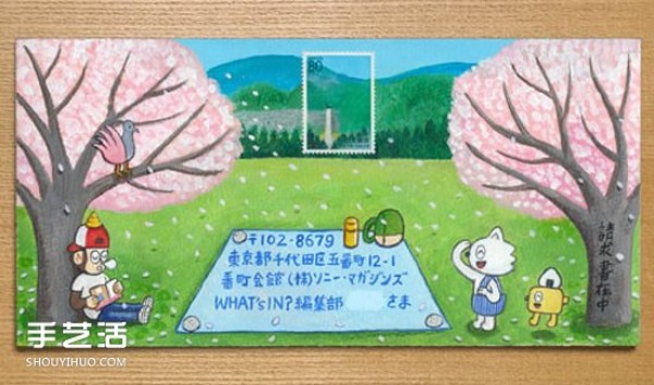 The creative hand-painted envelope combined with stamps makes me want to write a letter after reading it! 