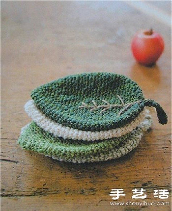 Knitted leaf-shaped coaster