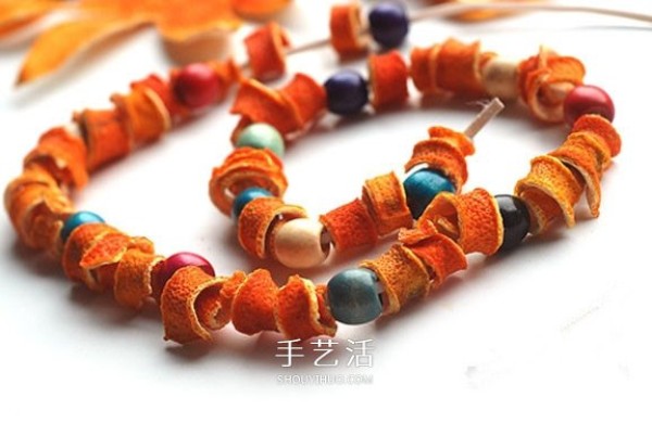 Illustrated tutorial on how to make a simple homemade orange peel bracelet