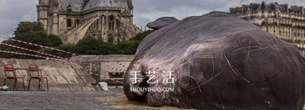 Shocking installation art! Sperm whale "stranded" on the banks of the Seine