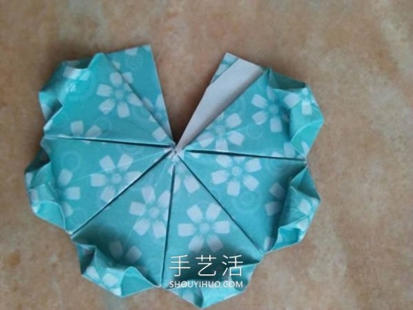 Illustrated tutorial on how to fold a beautiful origami umbrella